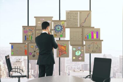 Biznesmen z plakatami koncepcji biznesowej na oknie w sali konferencyjnej