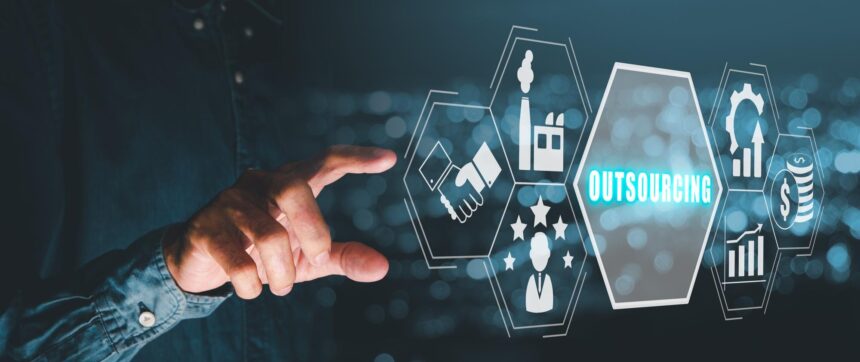Outsourcing Global Recruitment Koncepcja biznesowa i internetowa Osoba dotykająca ręką ikony outsourcingu na wirtualnym ekranie z niebieskim tłem bokeh