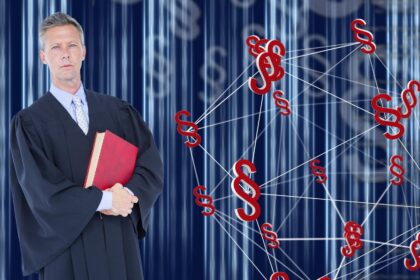 Portret prawnika przeciwko globusowi sekcji znak przed lekkimi śladami na niebieskim tle. sprawiedliwość prawa i koncepcja prawna