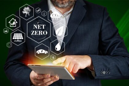 Biznesmen korzystający z urządzenia cyfrowego w celu uzyskania informacji o zerowej emisji netto Zerowa emisja netto Czysta technologia Koncepcja energii odnawialnej