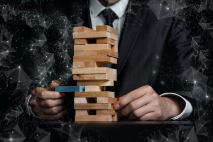 Ważna i złożona koncepcja strategii biznesowej Biznesmen usuwa ważny blok z budowy biznesu